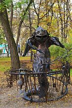 Кузнец-гидралиск в Парке кованых фигур Донецка