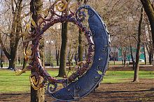 Кольцо на главной аллее донецкого Парка кованых фигур