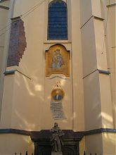 Портрет Богородиці та Яна Домагалича на фасаді Латинського кафедрального собору у Львові