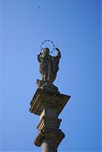 Статуя Богородиці біля костелу святого Йосипа парку в Підгірцях