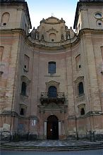 Центральний вхід Збаразького костелу святого Антонія