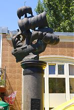 Пам'ятник М.Д. Крітського "Парус" на Азовському проспекті в Бердянську