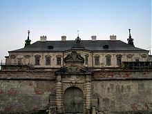 Герб над в'їзною аркою Підгорецького замку