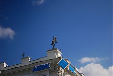 Колишній Азово-Донський банк в Харкові зі Скрипаль на даху