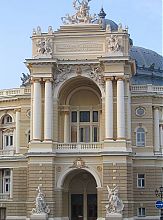 Центральний вхід Театру опери та балету в Одесі