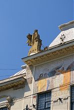 Скульптура Деметри фасаду будівлі Чернівецької ощадної каси