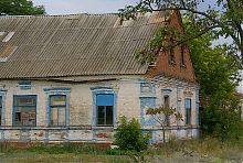 Західний фасад будинку зі стайнями (колишній пологовий) в Грушівці