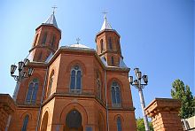 Центральний фасад вірменської церкви в Чернівцях