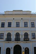 Центральний ризаліт колишнього румунського банку на чернівецькій Центральній площі №3