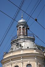 Завершення кутової вежі-ризаліту прибуткового будинку Шлефера в Чернівцях