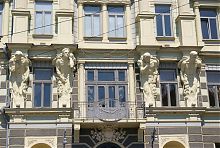 Атланти на фасаді чернівецького Товариство єврейської культури імені Еліезера Штейнбарга
