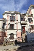 Центральний фасад вінницького будинку Четкова