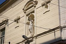 Статуя Геби на фасаді будинка в Чернівцях
