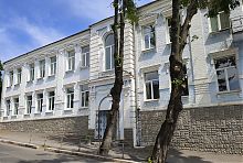 Центральний фасад колишнього комерційного училища в Вінниці