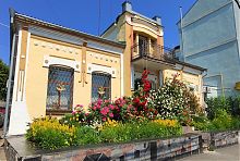 Центральний фасад садиби по Степана Бандери 4 в Вінниці