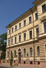 Західна частина центрального фасаду першої будівлі університету в Чернівцях