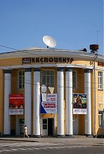 Колонний портик центрального входу кінотеатру Коцюбинського