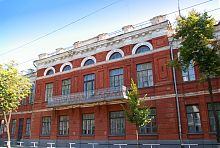 Центральний ризаліт з балконом Полтавського кооперативного коледжу