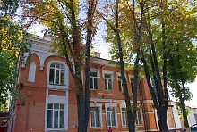 Центральний фасад колишнього будинку Надерженських в Полтаві