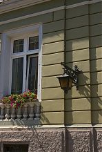 Вікно першого поверху будинку Михайла Догомилі в Чернівцях