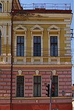 Декор центрального фасаду Лялькового театру в Чернівцях