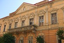 Центральний ризаліт чернівецької будівлі по Вірменській 14