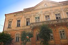Центральний фасад колишнього консульства Республіки Польща в Чернівцях