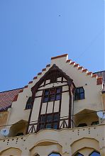 Фахверковський фронтон парадного фасаду Німецького дому в Чернівцях