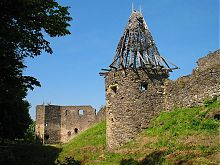 Напівовальним вежа другої лінії оборони замку в Невицькому на Закарпатті