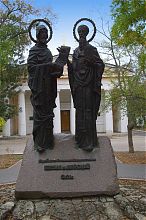 Памятник Кириллу и Мефодию перед Петропавловским храмом Севастополя